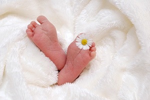 כפות רגליים קטנות של תינוק