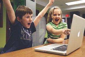 ילדים שמחים משחקים במחשב