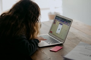 ילדה משתמשת במחשב נייד